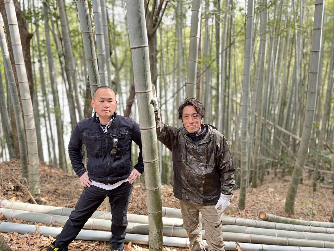 竹林整備に取り組むメンバー